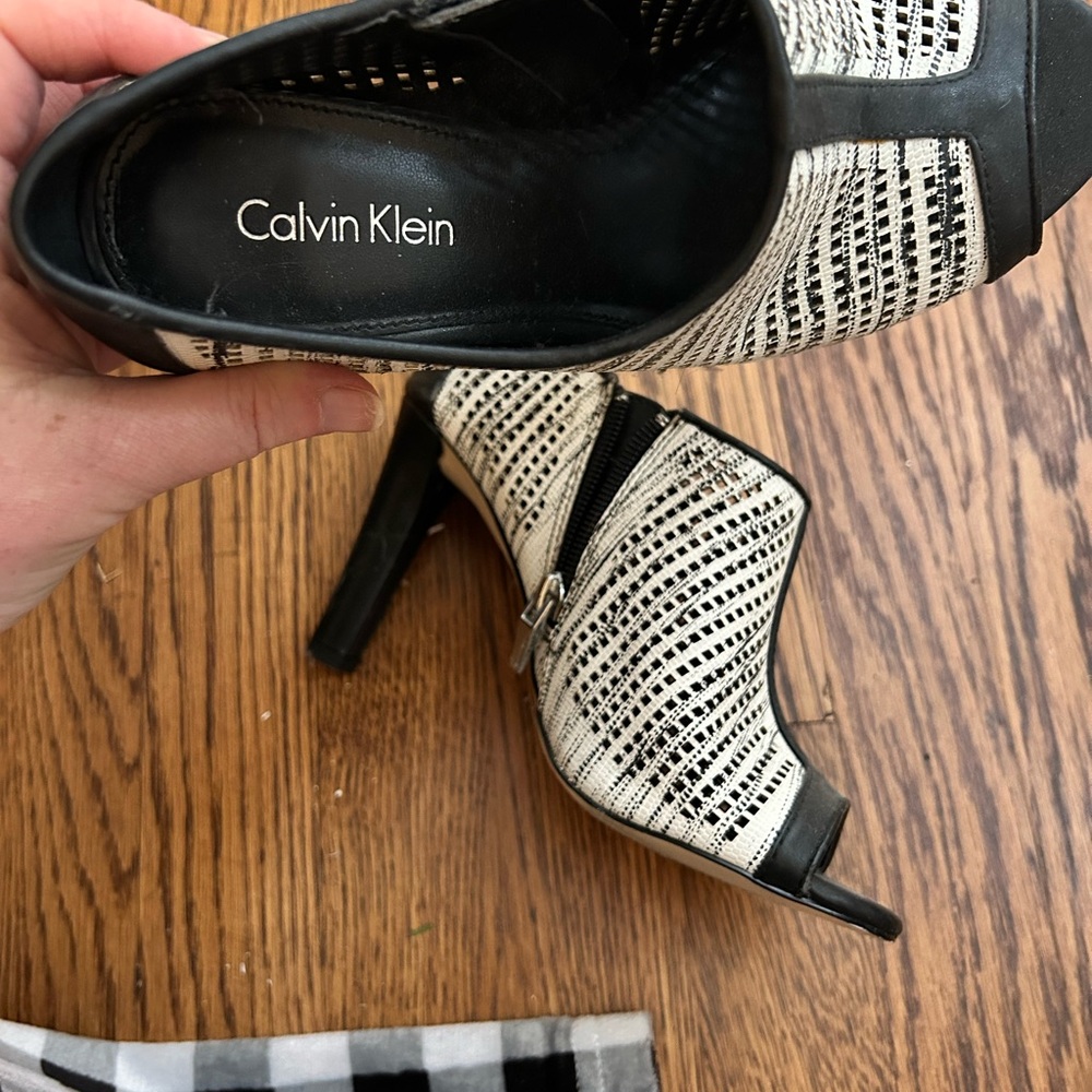 Calvin Klein Kallie size 6 Elegant Black and White Women's Heels peep toe - Picture 2 of 3